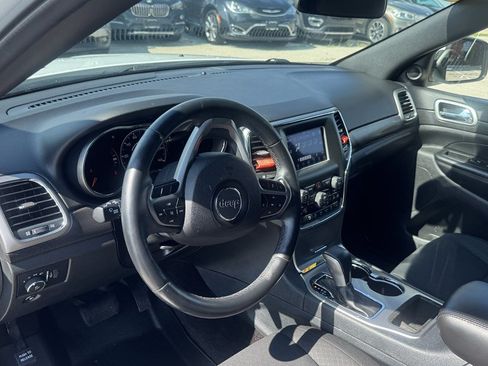 Used 2018 Jeep Grand Cherokee Laredo AWD/4WD image 15