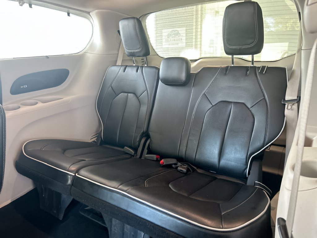 Used 2023 Chrysler Pacifica Limited FWD image 40