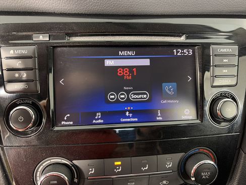 Used 2018 Nissan Rogue S image 18