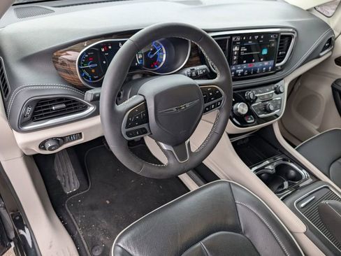 Used 2023 Chrysler Pacifica Limited image 20