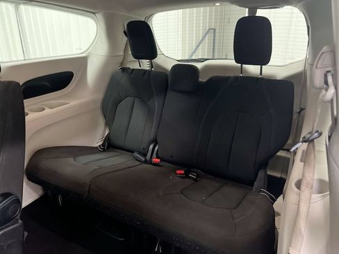 Used 2021 Chrysler Pacifica Touring w/ Uconnect Theater Family Group FWD image 23