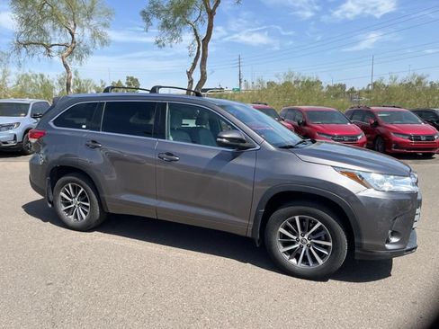 Used 2018 Toyota Highlander XLE AWD/4WD image 6