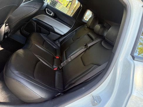 Used 2025 Jeep Compass Limited image 32