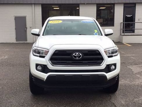 Used 2016 Toyota Tacoma SR5 image 2