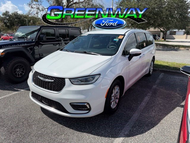 Used 2023 Chrysler Pacifica Touring-L FWD image 1