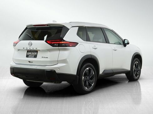 Used 2024 Nissan Rogue SV w/ SV Premium Package image 5