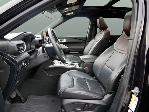 Used 2023 Ford Explorer Platinum w/ Technology Package image 10