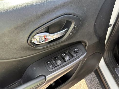 Used 2019 Jeep Cherokee Limited FWD image 15