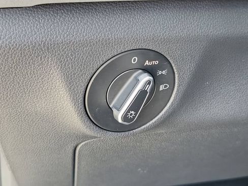 Used 2025 Volkswagen Jetta SE FWD image 19