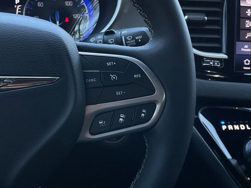 Used 2025 Chrysler Pacifica Select image 14