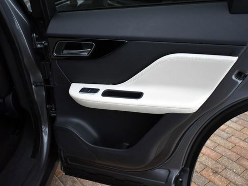 Used 2018 Jaguar F-PACE R-Sport image 43