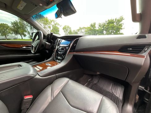 Used 2017 Cadillac Escalade Luxury AWD/4WD image 19