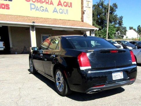 Used 2016 Chrysler 300 C image 7