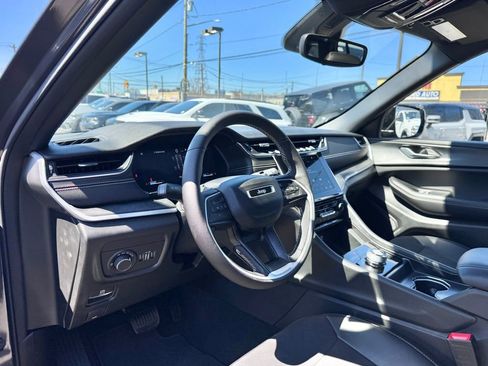 Used 2024 Jeep Grand Cherokee Altitude AWD/4WD image 12