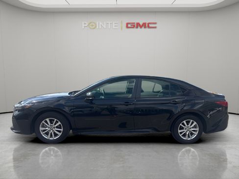 Used 2025 Toyota Camry LE image 6