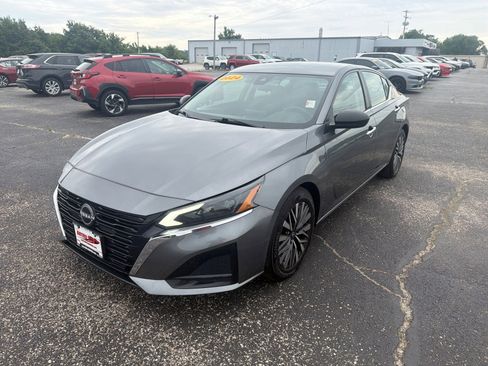 Used 2024 Nissan Altima 2.5 SV FWD image 1