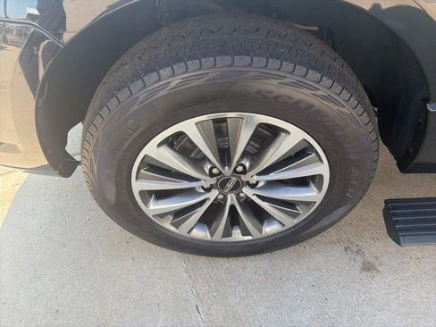 Used 2016 Lincoln Navigator Select AWD/4WD image 10