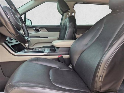 Used 2022 Kia Carnival LX FWD image 15