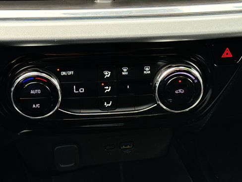 Used 2025 Chevrolet Trax LT FWD image 26