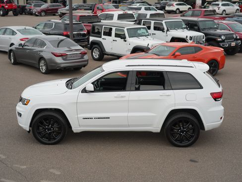 Used 2018 Jeep Grand Cherokee Altitude AWD/4WD image 6