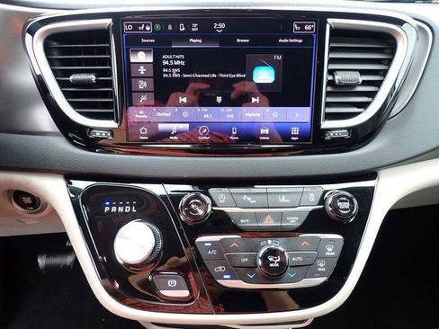 Used 2023 Chrysler Pacifica Touring-L FWD image 29