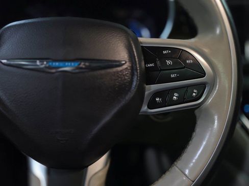 Used 2021 Chrysler Pacifica Limited image 27