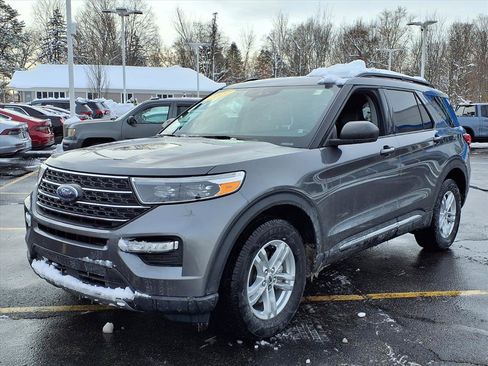 Used 2022 Ford Explorer XLT w/ Equipment Group 202A image 3