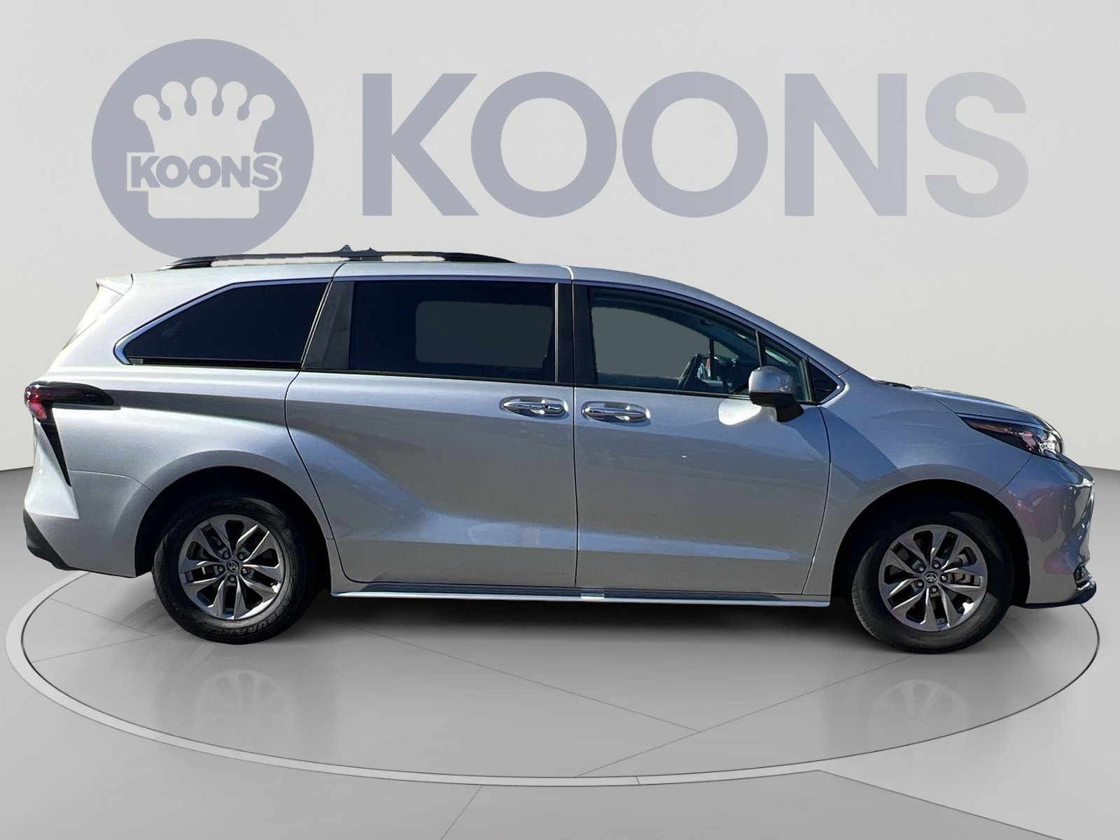 Used 2025 Toyota Sienna XLE FWD image 12