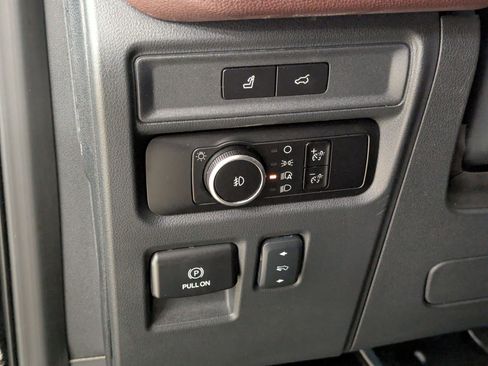 Used 2024 Ford Expedition Limited image 16