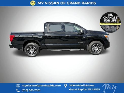 Used 2024 Nissan Titan SV w/ SV Convenience Package image 3