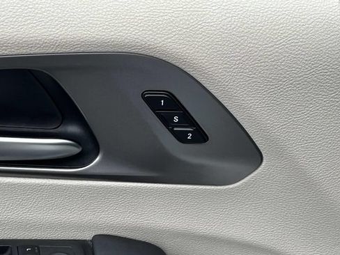 Used 2024 Chrysler Pacifica Touring-L FWD image 28