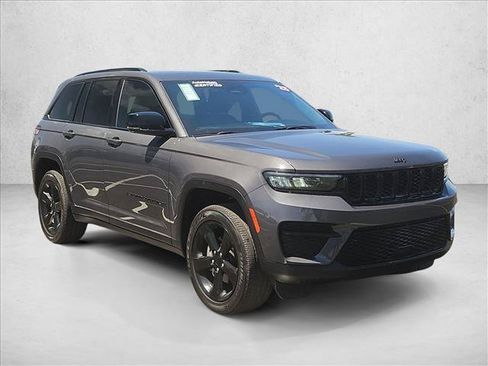 Used 2025 Jeep Grand Cherokee Altitude AWD/4WD image 3