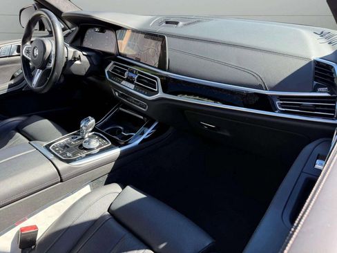 Used 2022 BMW X7 M50i image 2