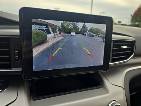 Used 2022 Ford Explorer XLT image 12