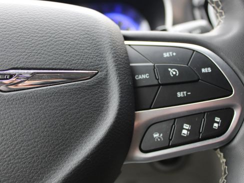 Used 2022 Chrysler Pacifica Touring-L image 19