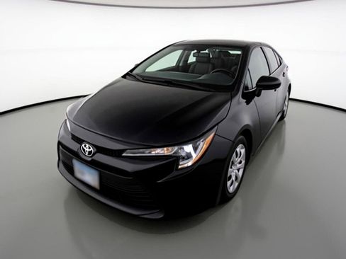 Used 2025 Toyota Corolla LE FWD image 3