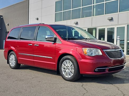 Used 2013 Chrysler Town & Country Limited w/ Luxury Group FWD image 3