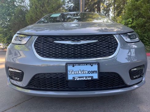 Used 2025 Chrysler Pacifica Select FWD image 9