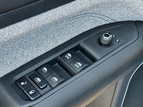 Used 2024 Jeep Compass Latitude w/ Sun and Sound Group AWD/4WD image 10