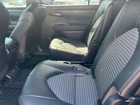 Used 2022 Toyota Highlander XSE FWD image 17