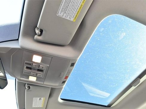 Used 2025 Volkswagen Jetta SE w/ Sunroof Package image 22