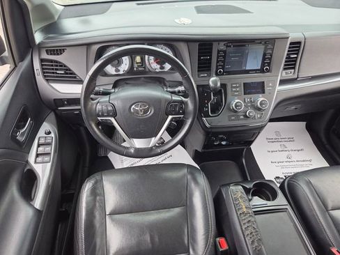 Used 2018 Toyota Sienna SE Premium FWD image 8