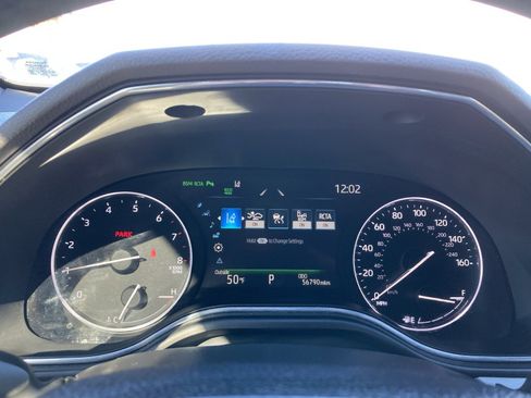 Used 2022 Toyota Avalon Limited image 16