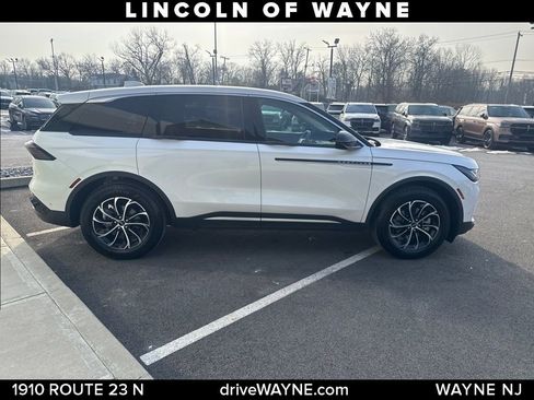 Used 2024 Lincoln Nautilus Premier image 9