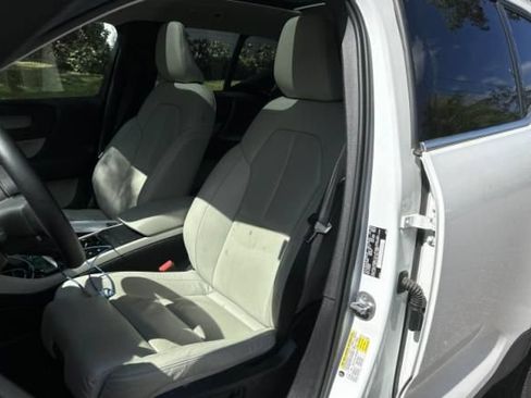Used 2023 Volvo XC40 B4 Plus w/ Climate Package FWD image 7