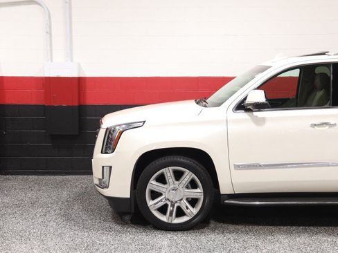 Used 2015 Cadillac Escalade Luxury AWD/4WD image 22
