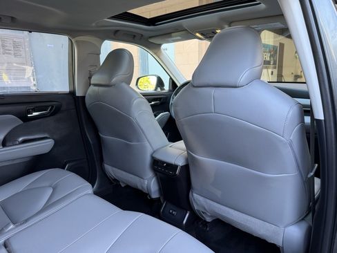 Used 2021 Toyota Highlander XLE image 21