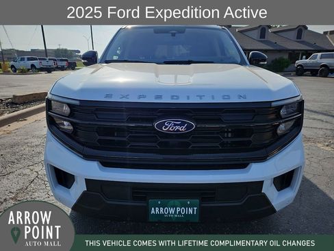 Used 2025 Ford Expedition Active AWD/4WD image 3