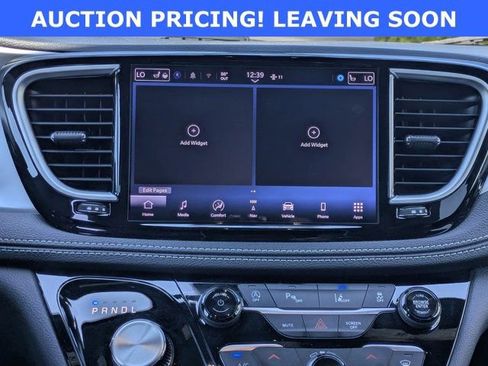 Used 2025 Chrysler Pacifica Limited FWD image 19