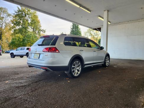 Used 2017 Volkswagen Golf Alltrack SEL image 3